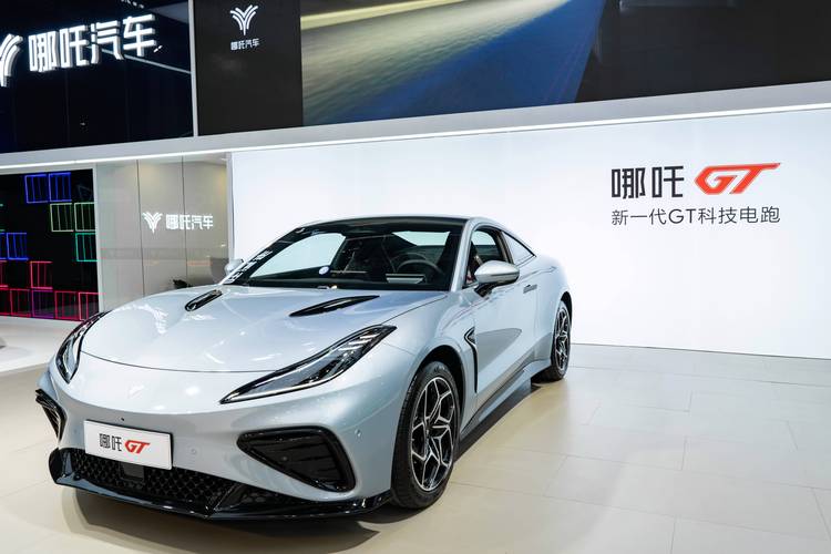 重庆152哪吒汽车在智能汽车领域的表现，领途汽车在新能源汽车市场中的影响力